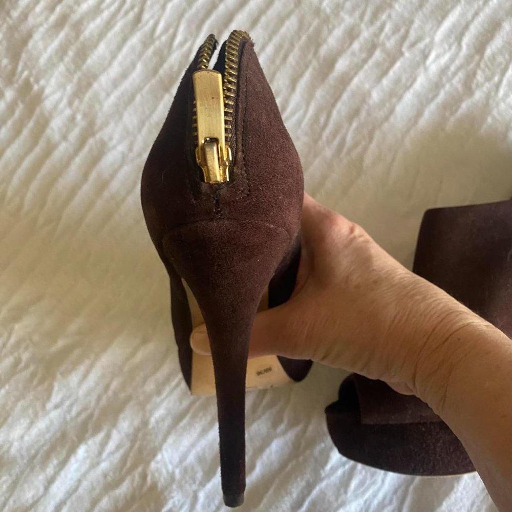 Vince Camuto Suede HIgh heel; Brown Size 6 - Picture 4 of 9